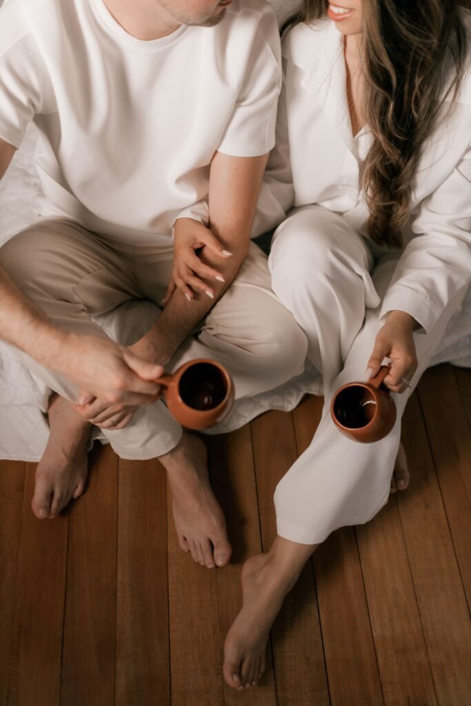 couple avec tasse de thé