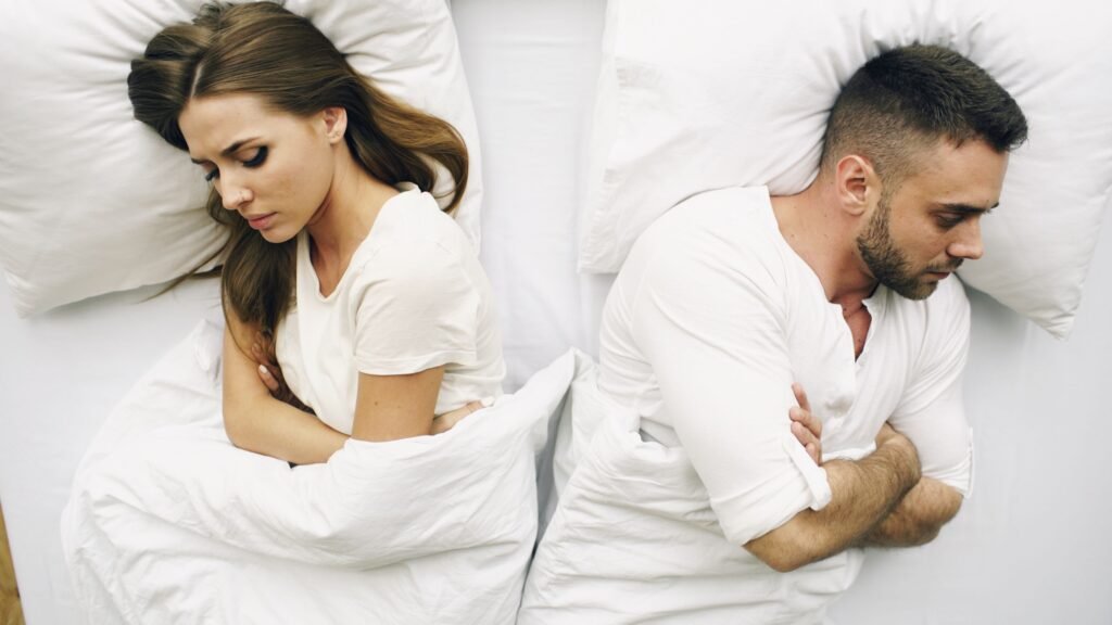 Couple allongé dans un lit