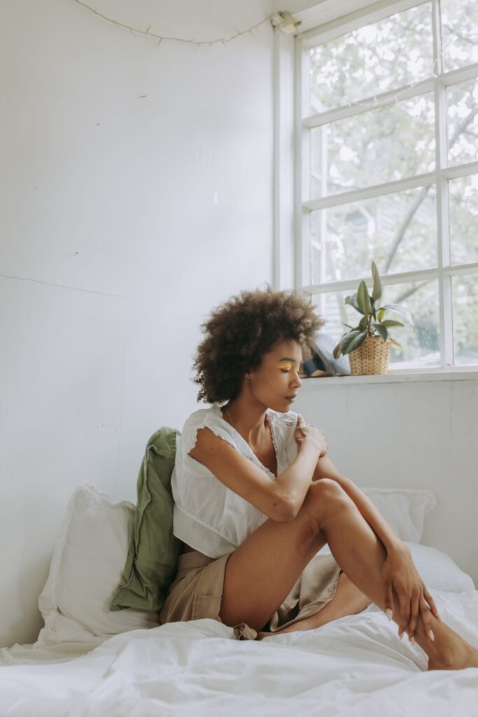 Femme assise sur un lit
